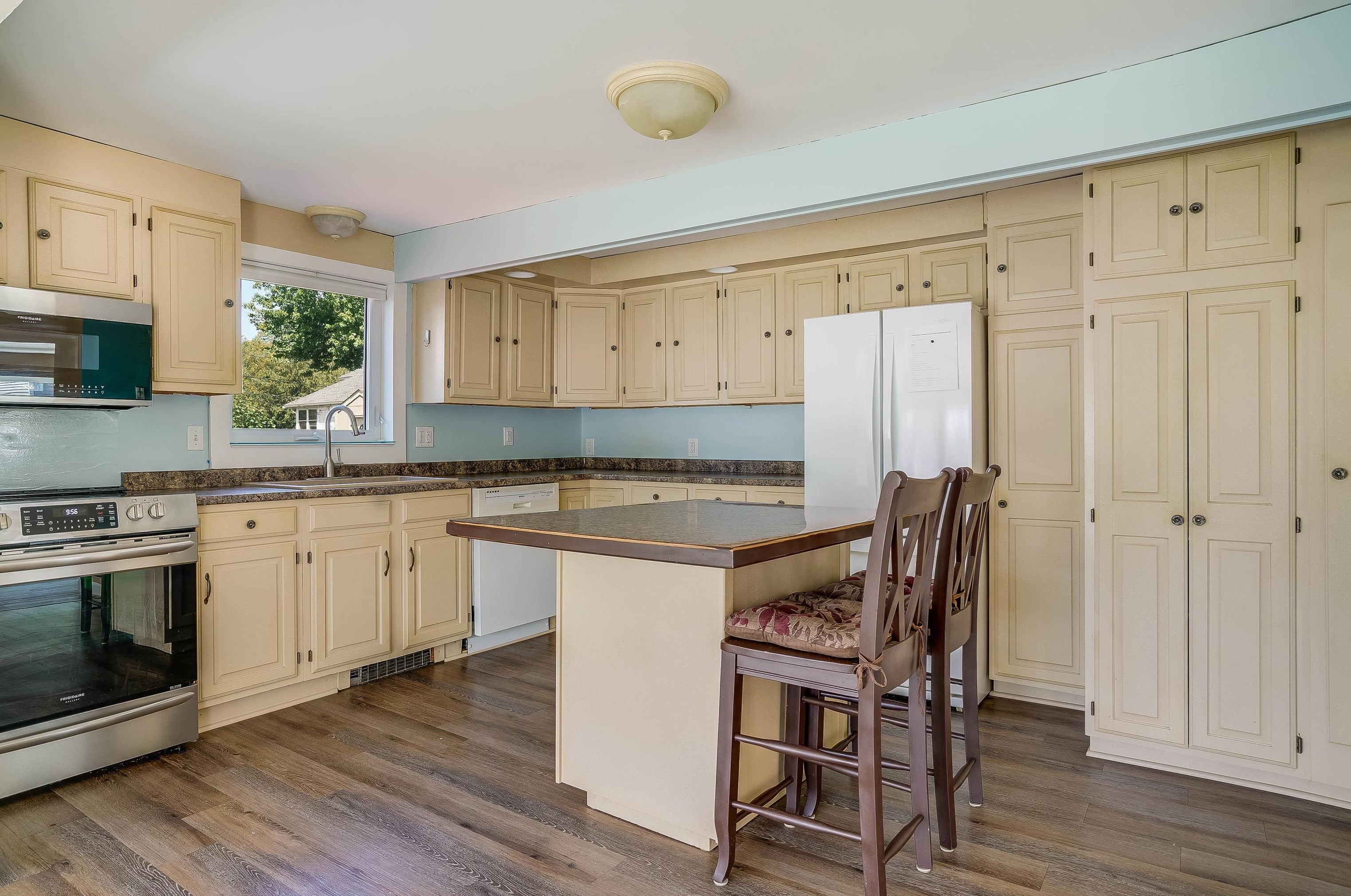 21 Fairview Ave, Nashua NH 03060-4105 exterior