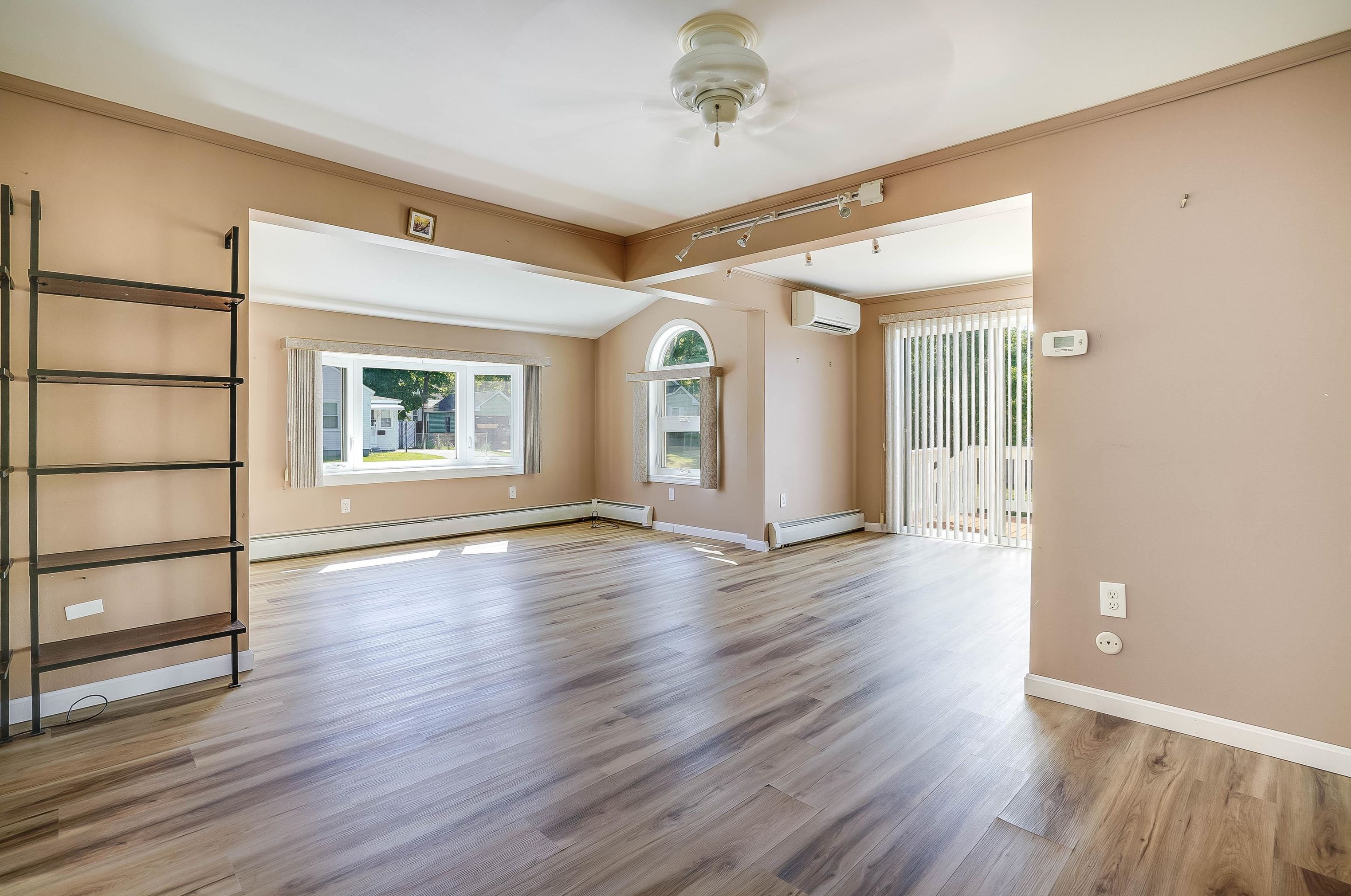 21 Fairview Ave, Nashua NH 03060-4105 exterior