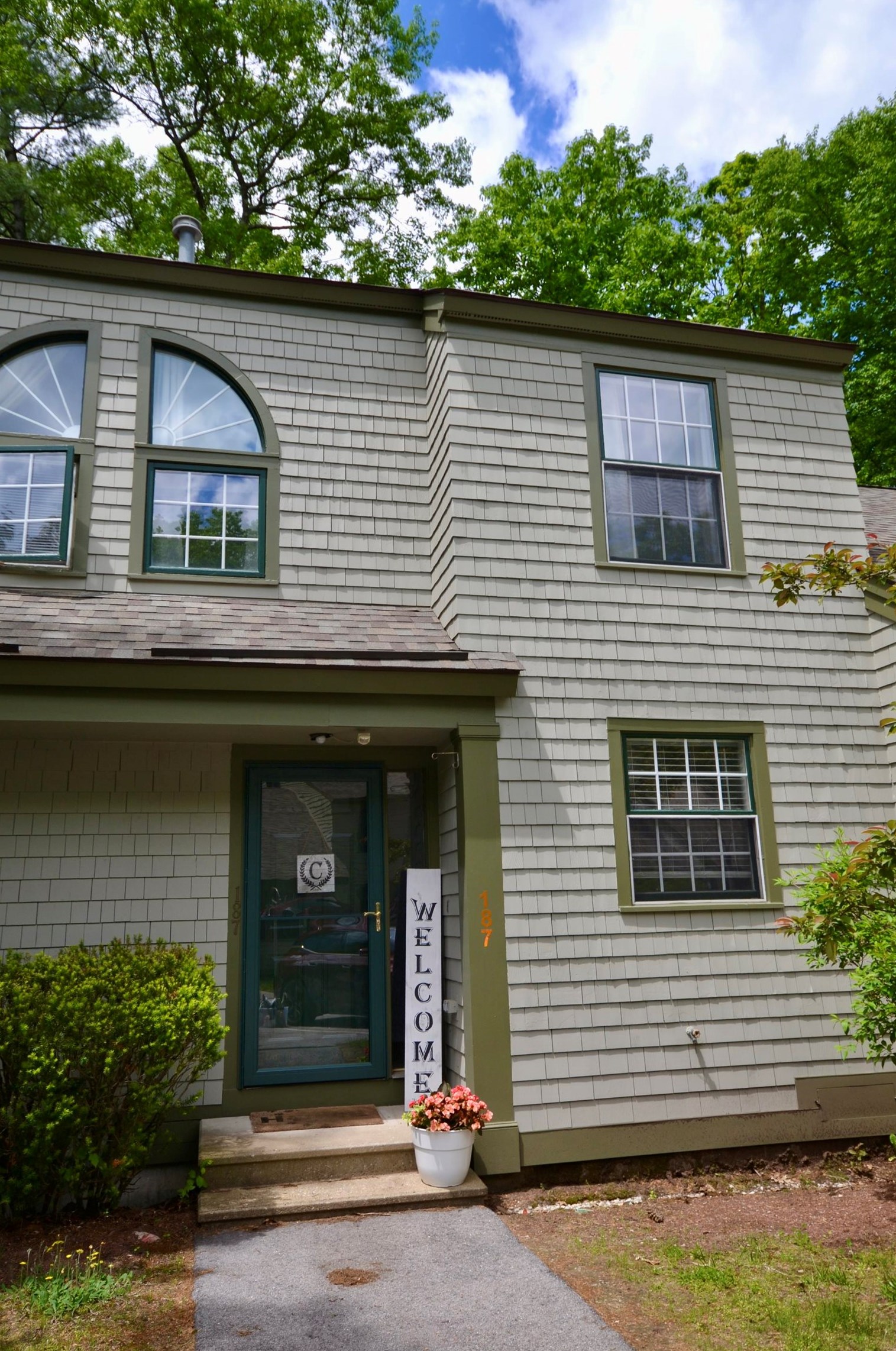 1465 Hooksett Rd, Manchester NH 03106-1860 exterior