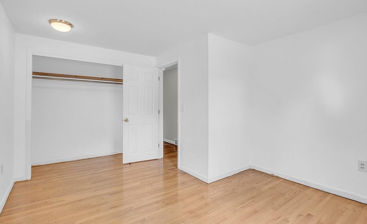 2 Hemlock St, Hudson NH 03051-4721 exterior