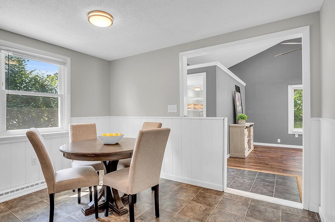 2 Hemlock St, Hudson NH 03051-4721 exterior