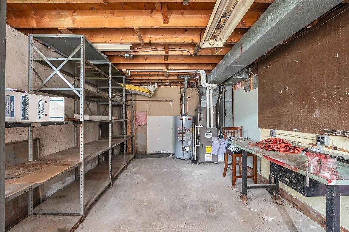 2 Hemlock St, Hudson NH 03051-4721 exterior