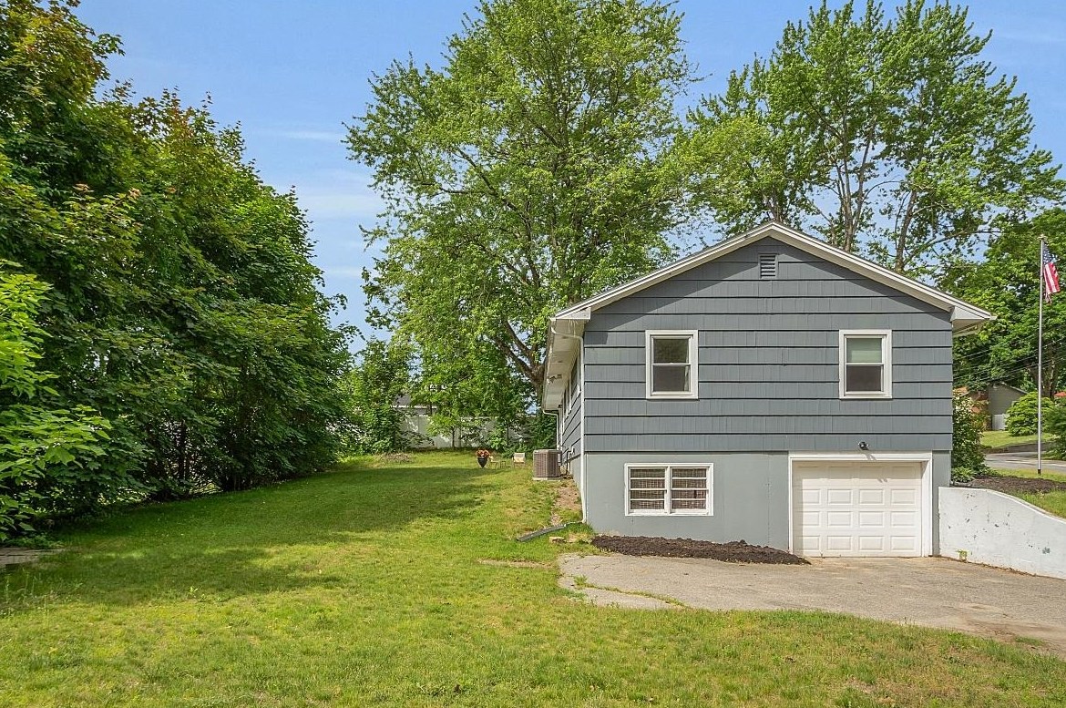 2 Hemlock St, Hudson NH 03051-4721 exterior