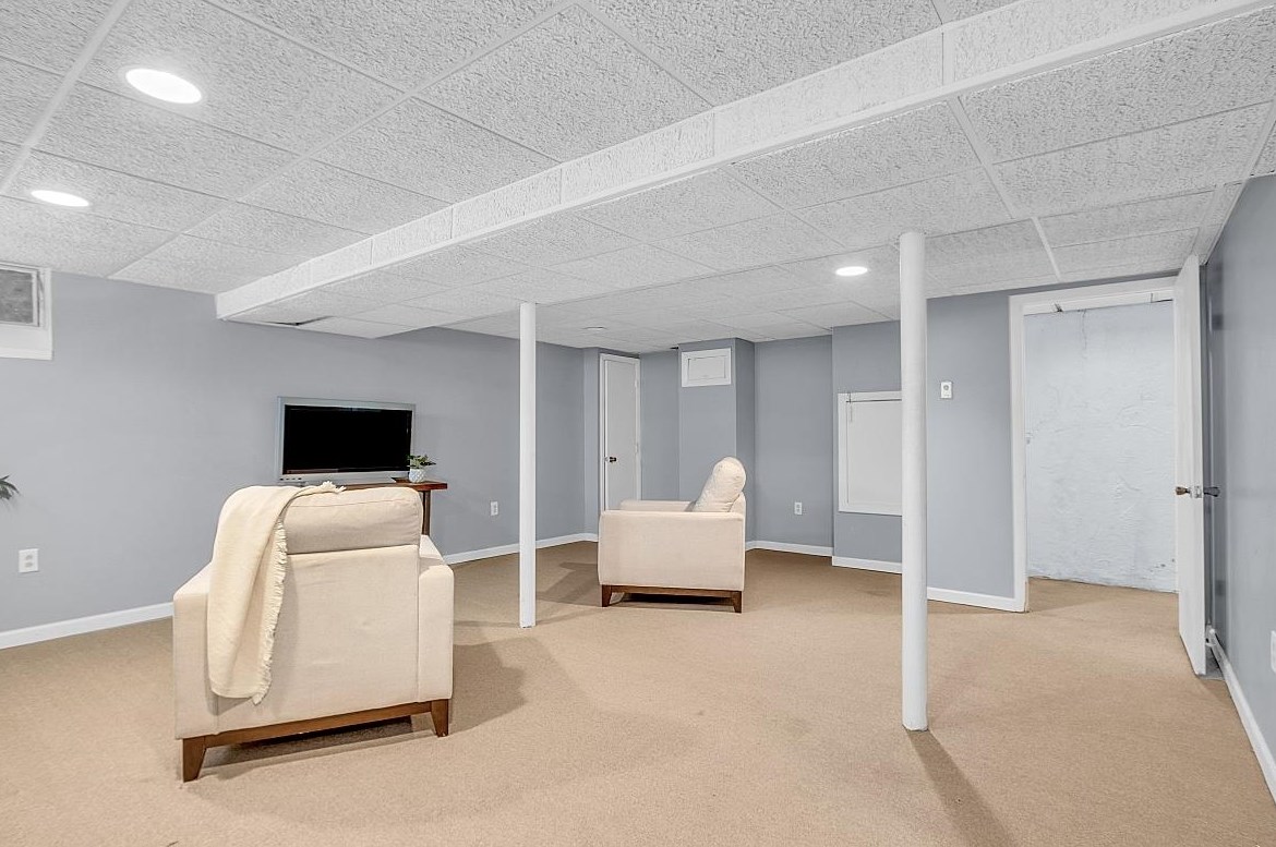 2 Hemlock St, Hudson NH 03051-4721 exterior