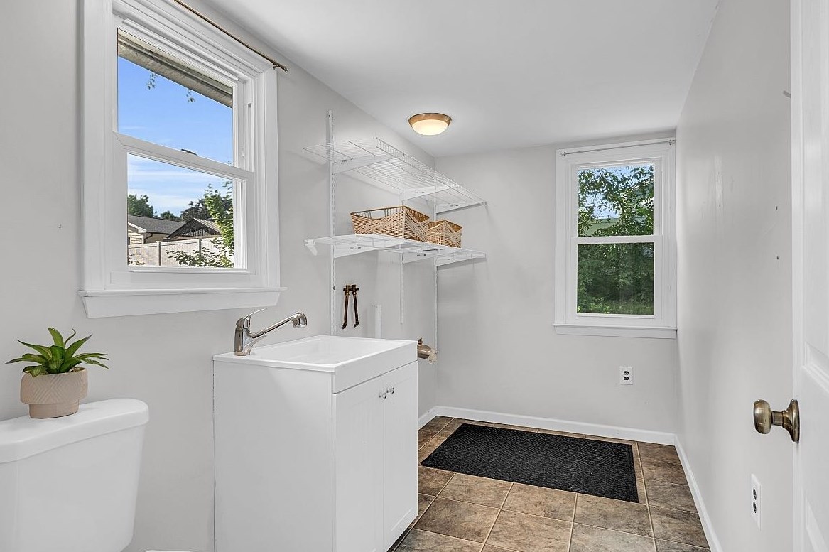 2 Hemlock St, Hudson NH 03051-4721 exterior