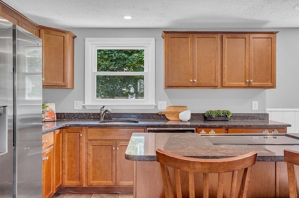 2 Hemlock St, Hudson NH 03051-4721 exterior