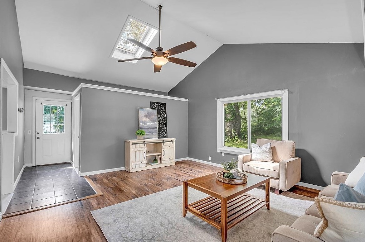 2 Hemlock St, Hudson NH 03051-4721 exterior