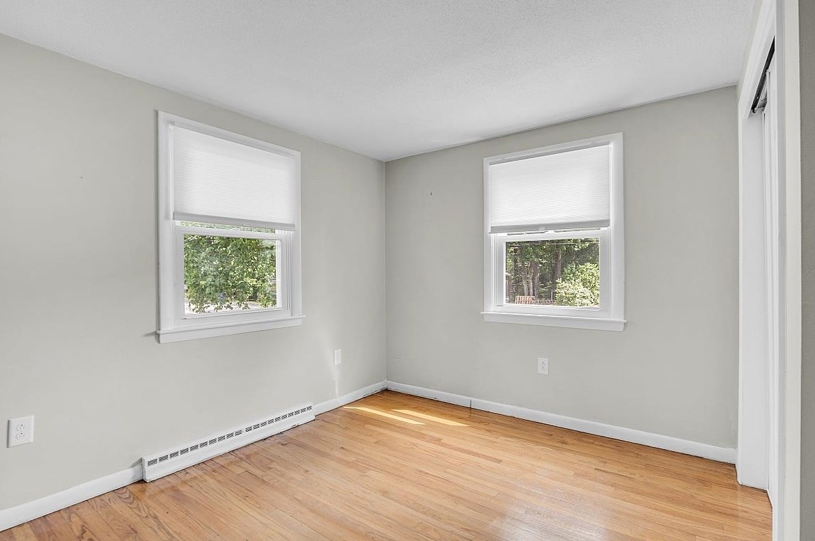 2 Hemlock St, Hudson NH 03051-4721 exterior