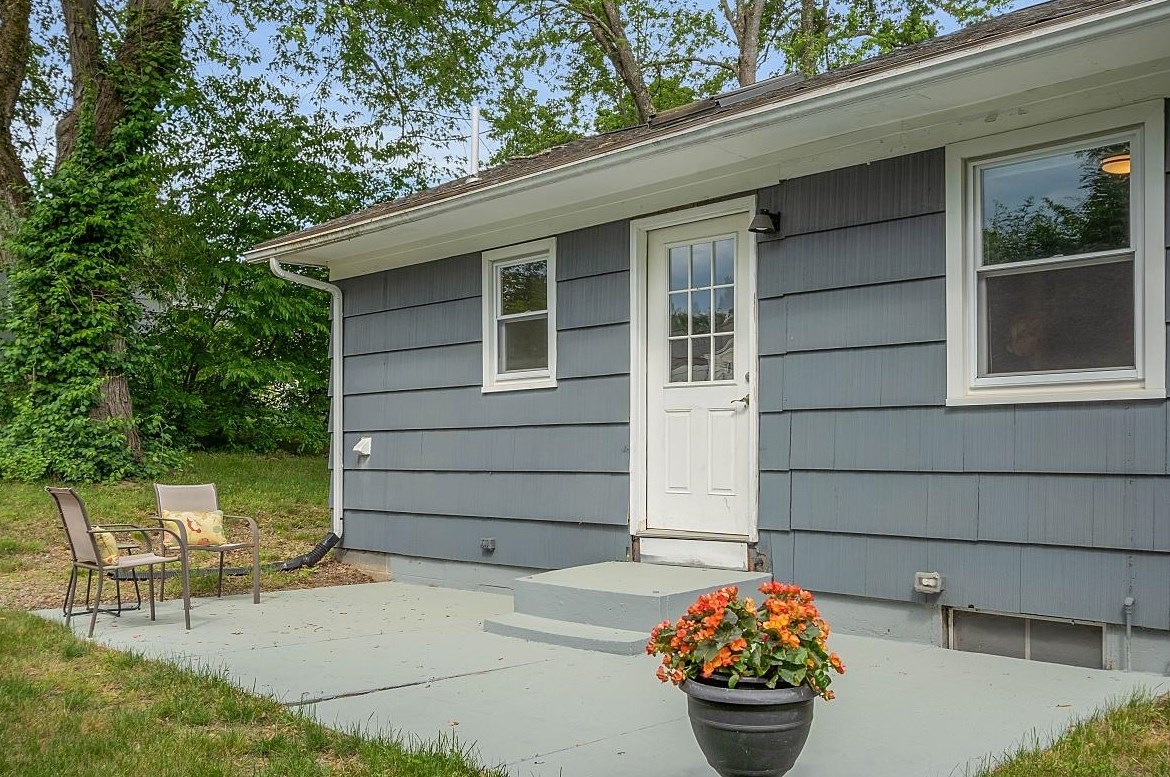 2 Hemlock St, Hudson NH 03051-4721 exterior