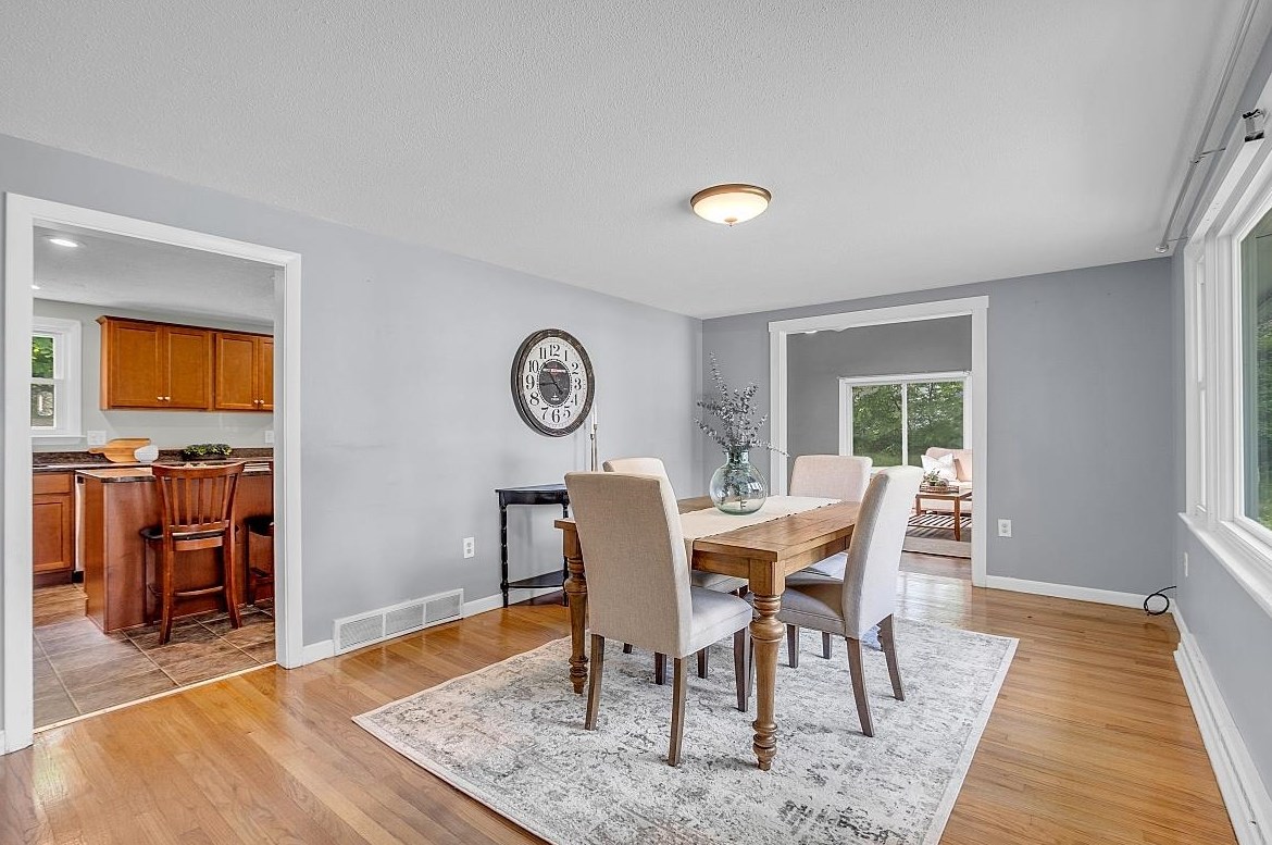 2 Hemlock St, Hudson NH 03051-4721 exterior