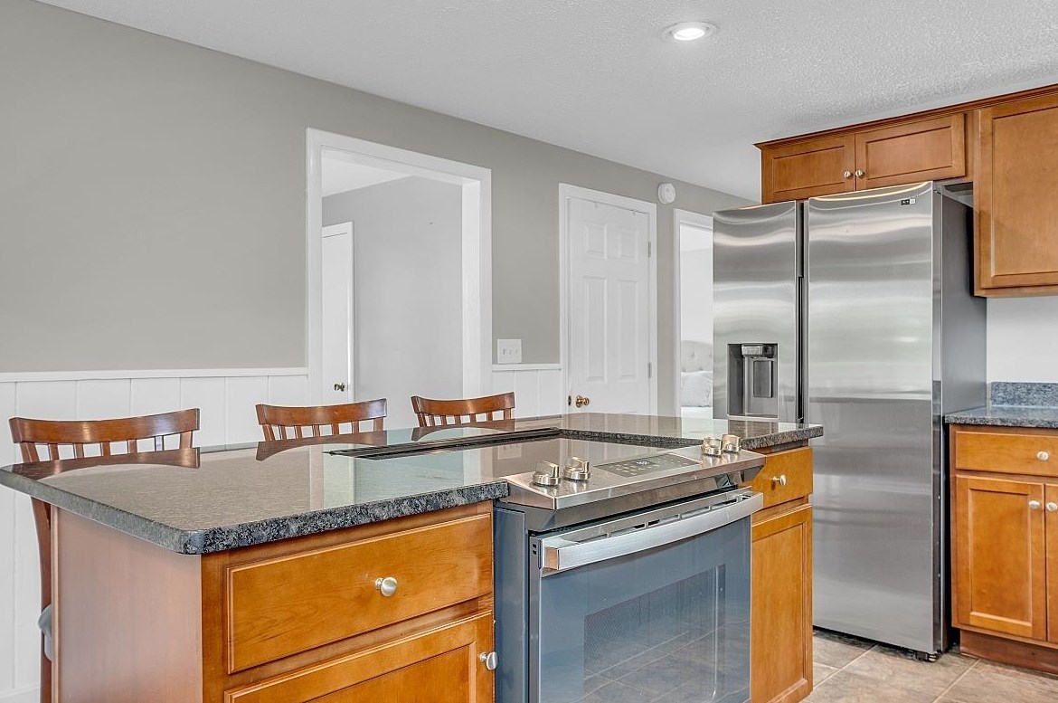 2 Hemlock St, Hudson NH 03051-4721 exterior