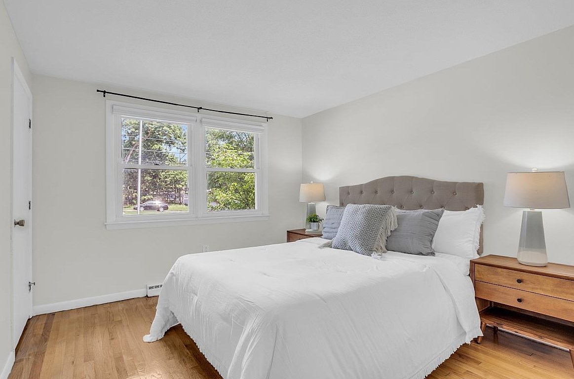 2 Hemlock St, Hudson NH 03051-4721 exterior