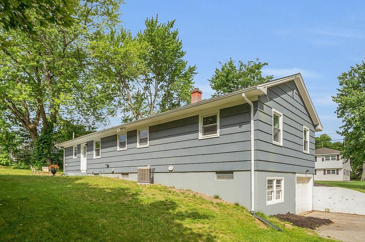 2 Hemlock St, Hudson NH 03051-4721 exterior