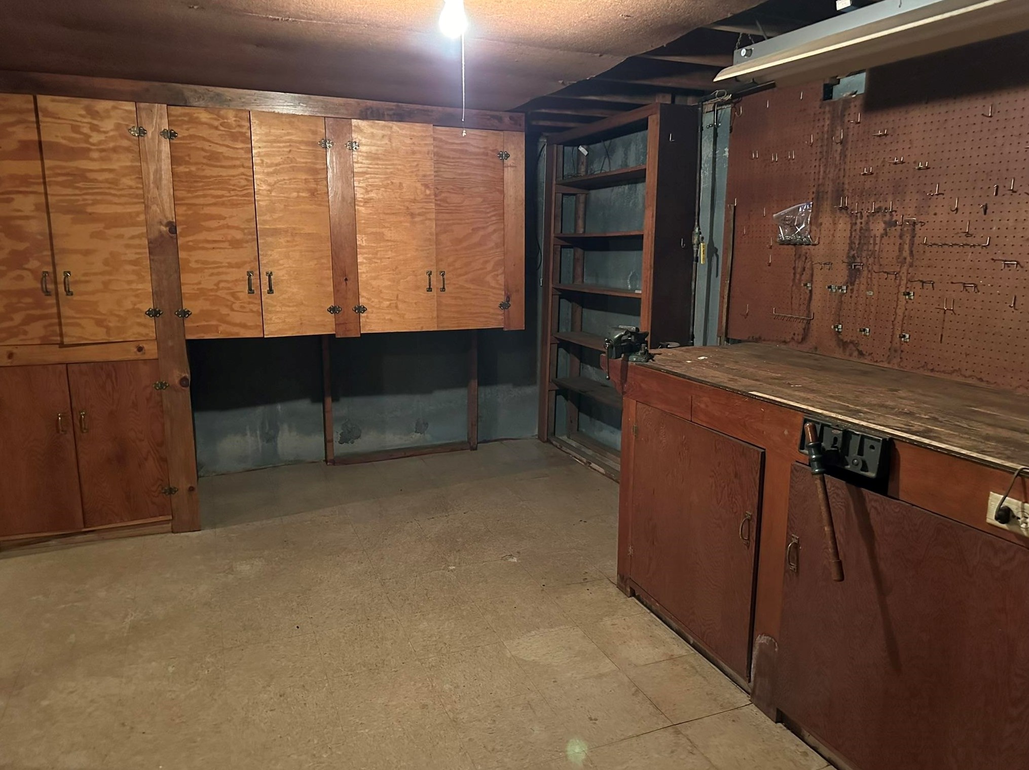 99 Lois St, Manchester NH 03103-3078 exterior