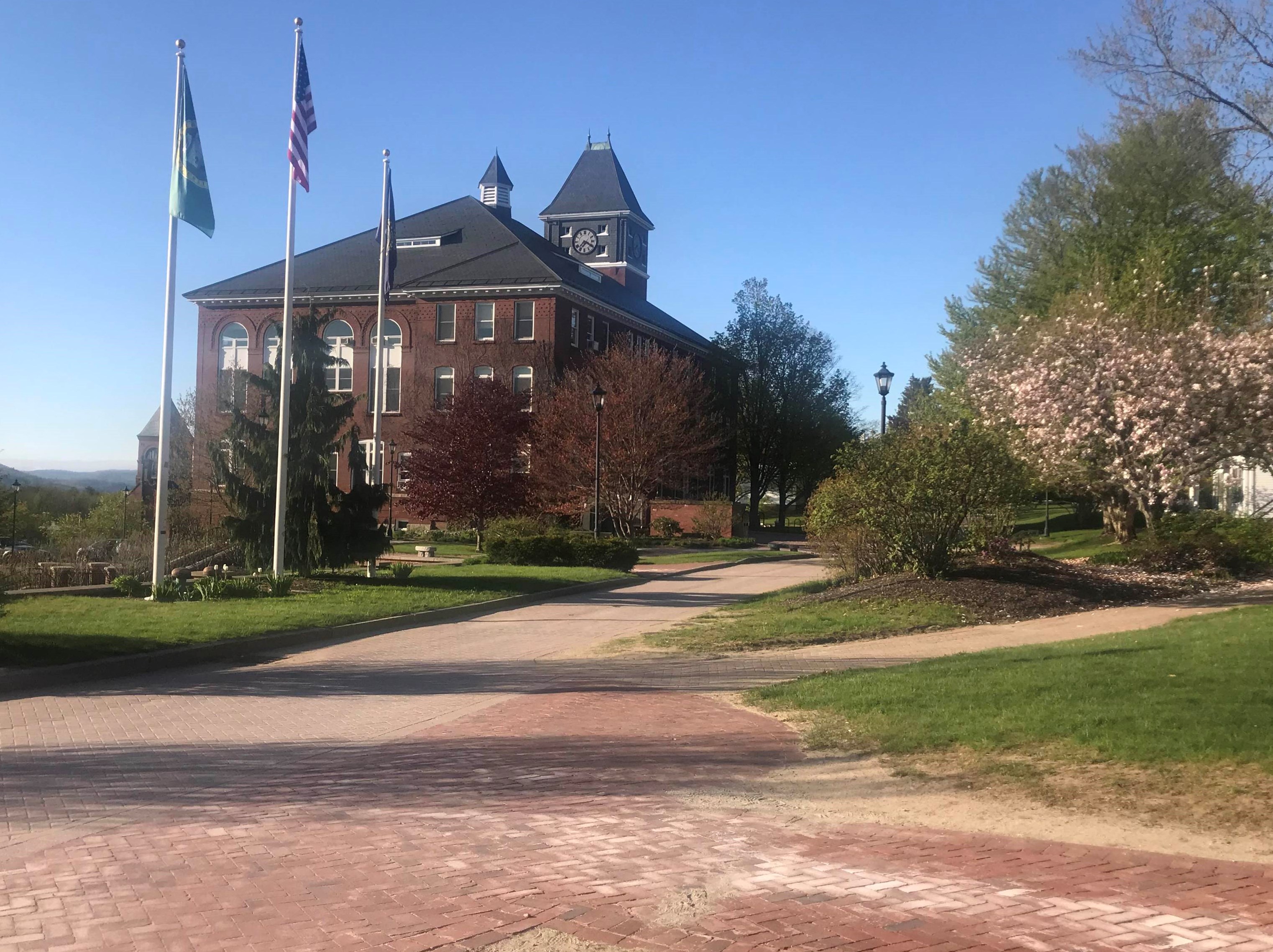 54 Highland St, Bridgewater NH 03264-3601 exterior