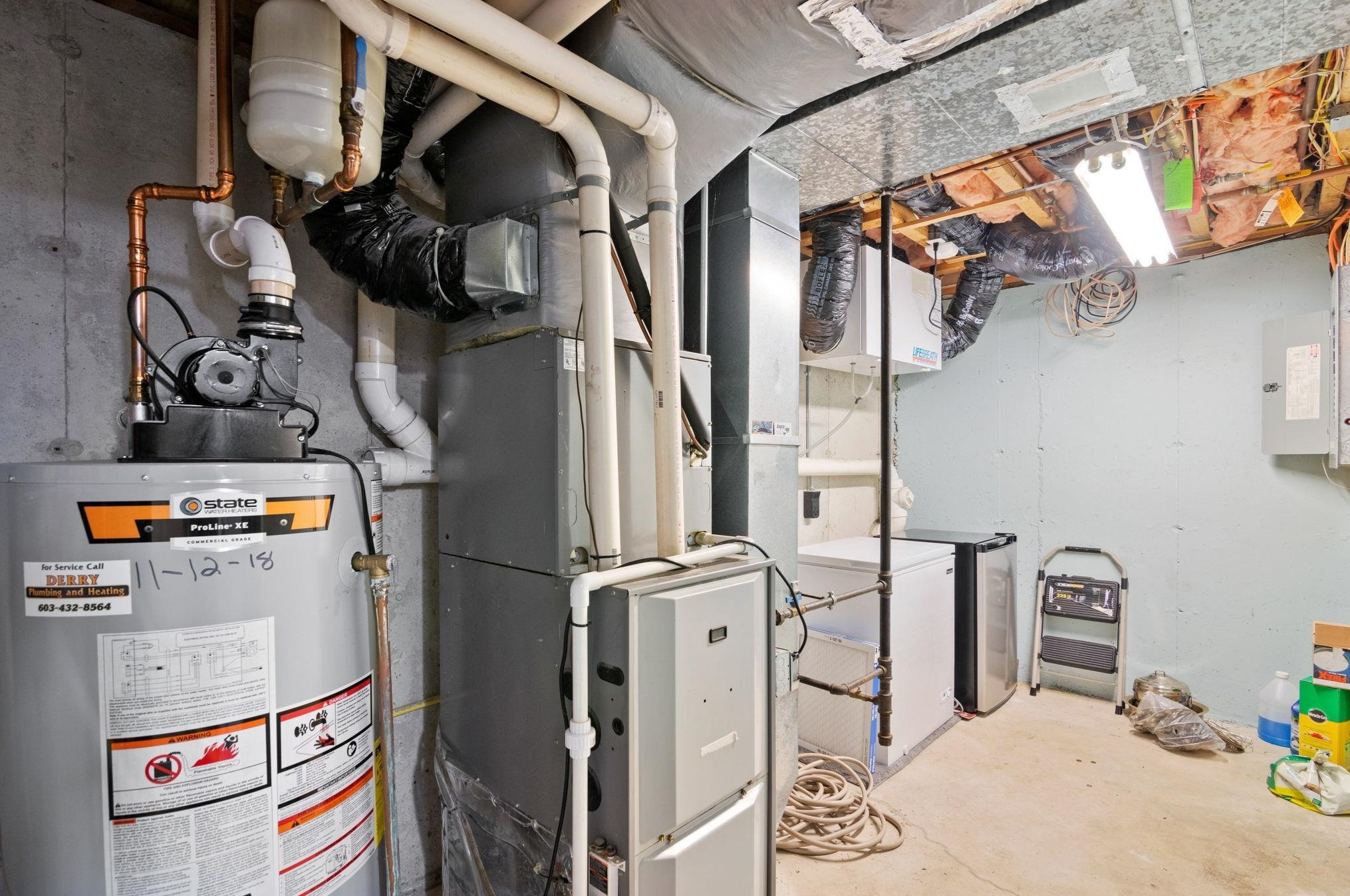 11 April Ct, Hudson NH 03051-3975 exterior