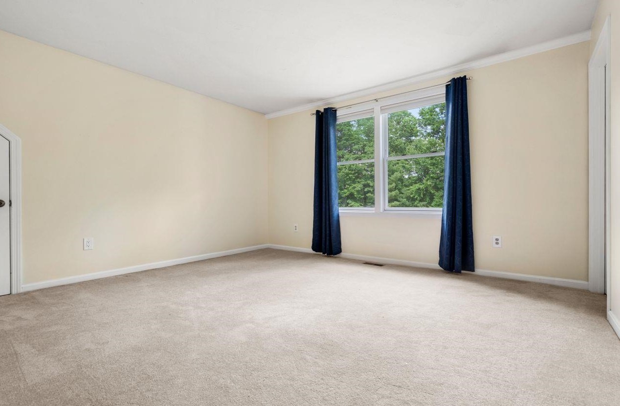 23 Merrymeeting Dr, Merrimack NH  03054-2934 exterior