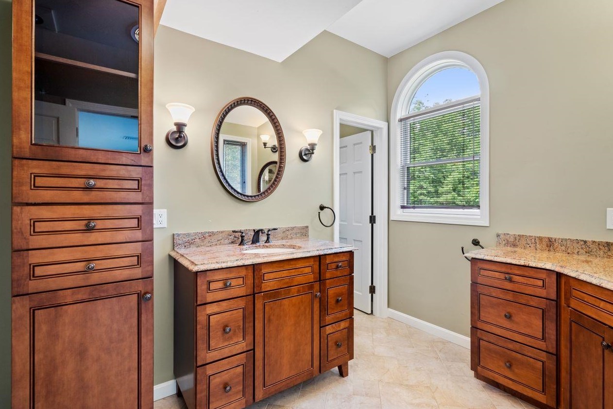 23 Merrymeeting Dr, Merrimack NH  03054-2934 exterior