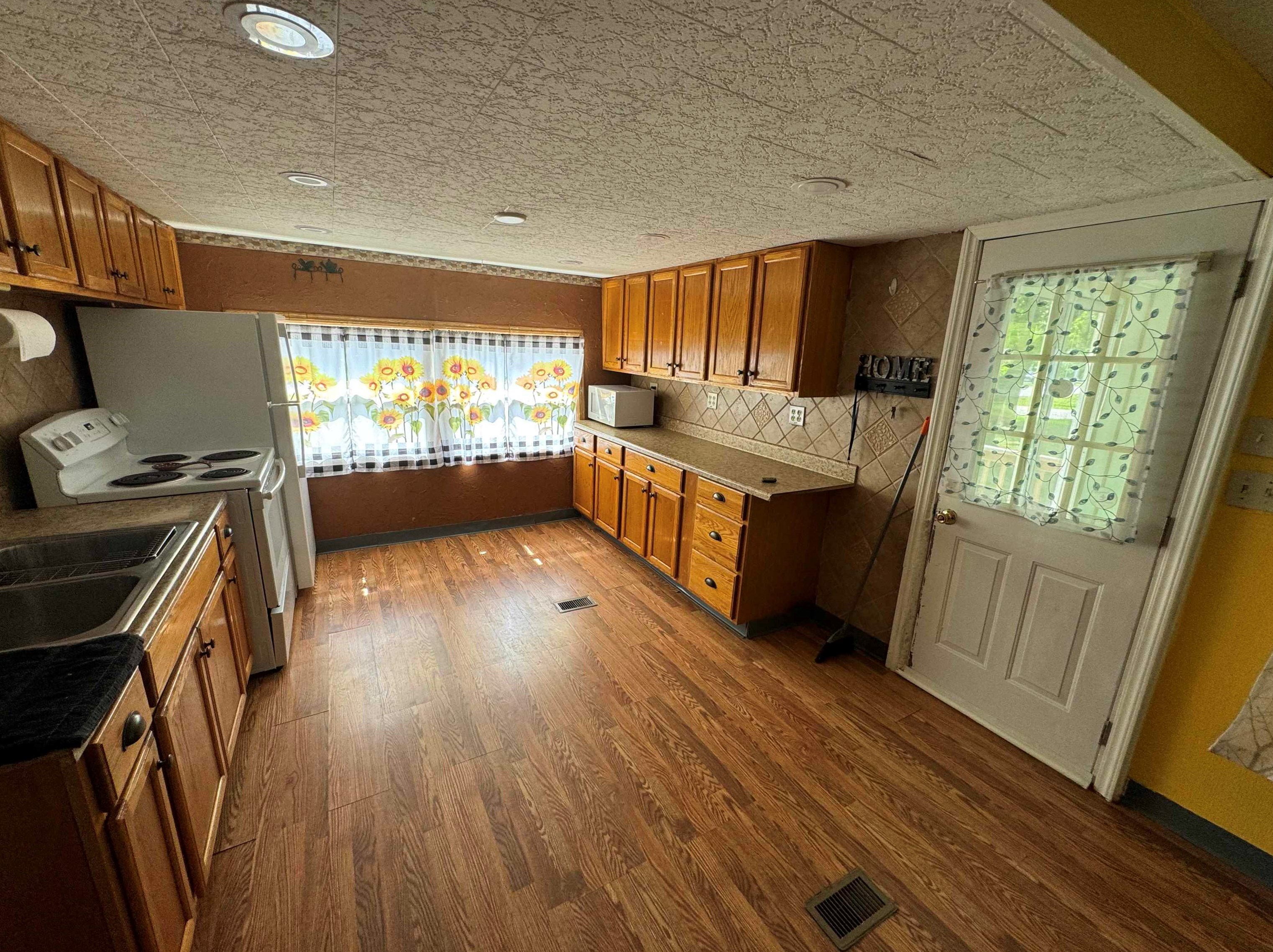 28 Farmwood Dr, Nashua NH 03062-1190 exterior