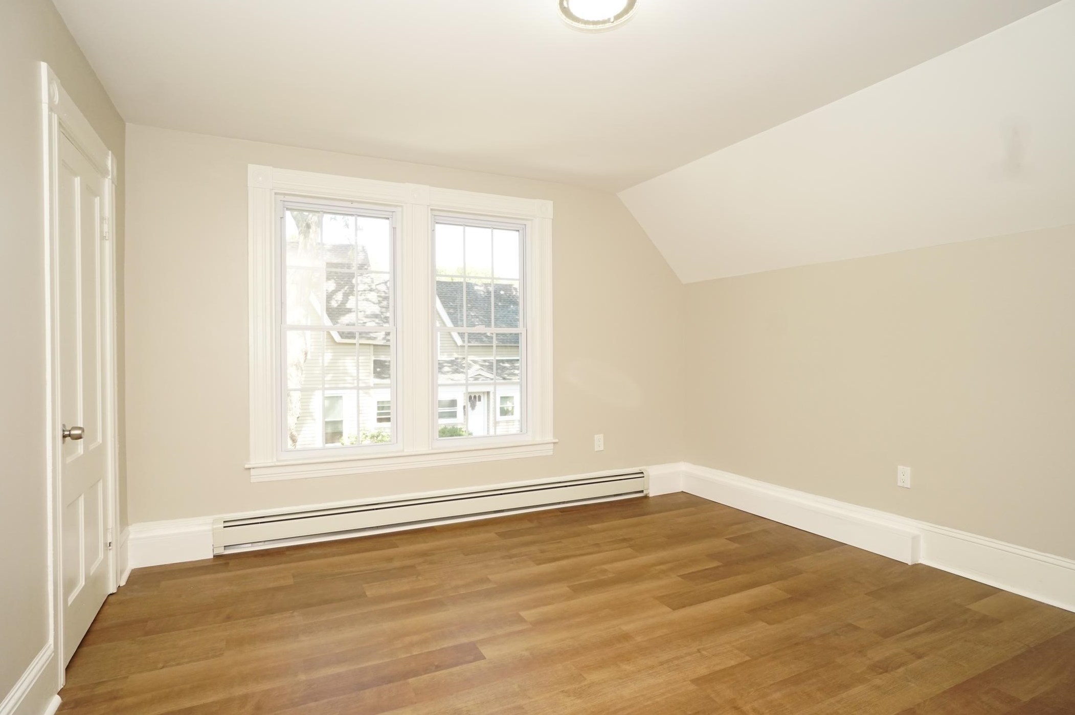 11 Elm St, Manchester NH 03103-7241 exterior