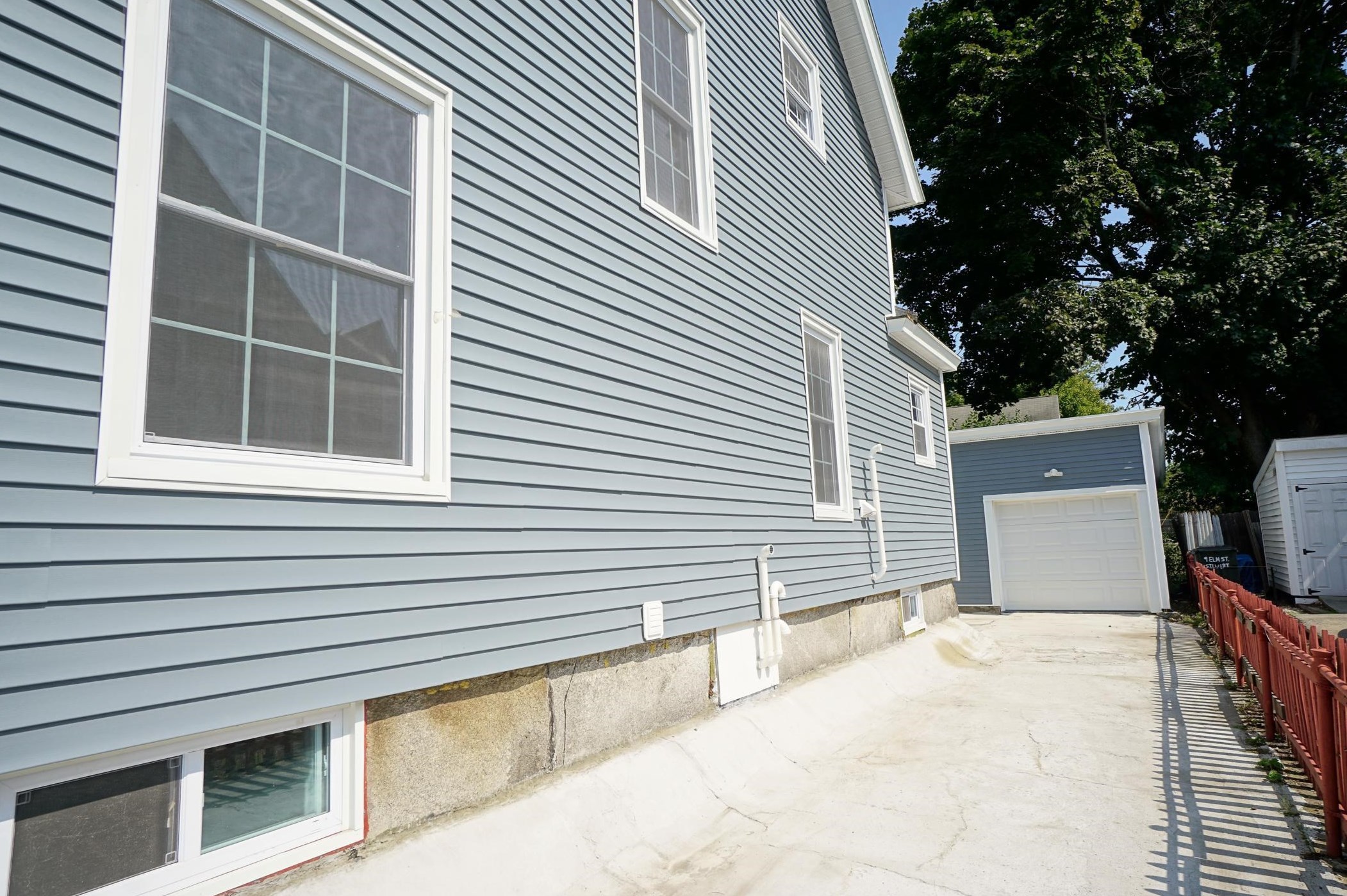 11 Elm St, Manchester NH 03103-7241 exterior