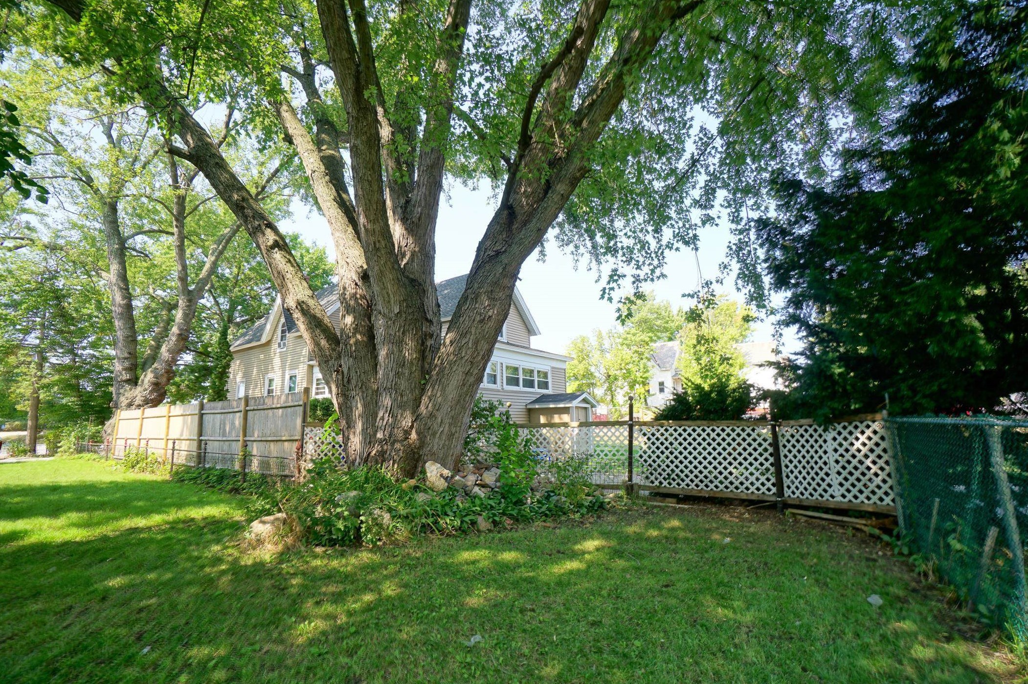 11 Elm St, Manchester NH 03103-7241 exterior