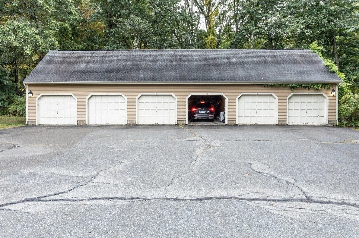18 Captain Cook Way, Plaistow NH  03865-2533 exterior