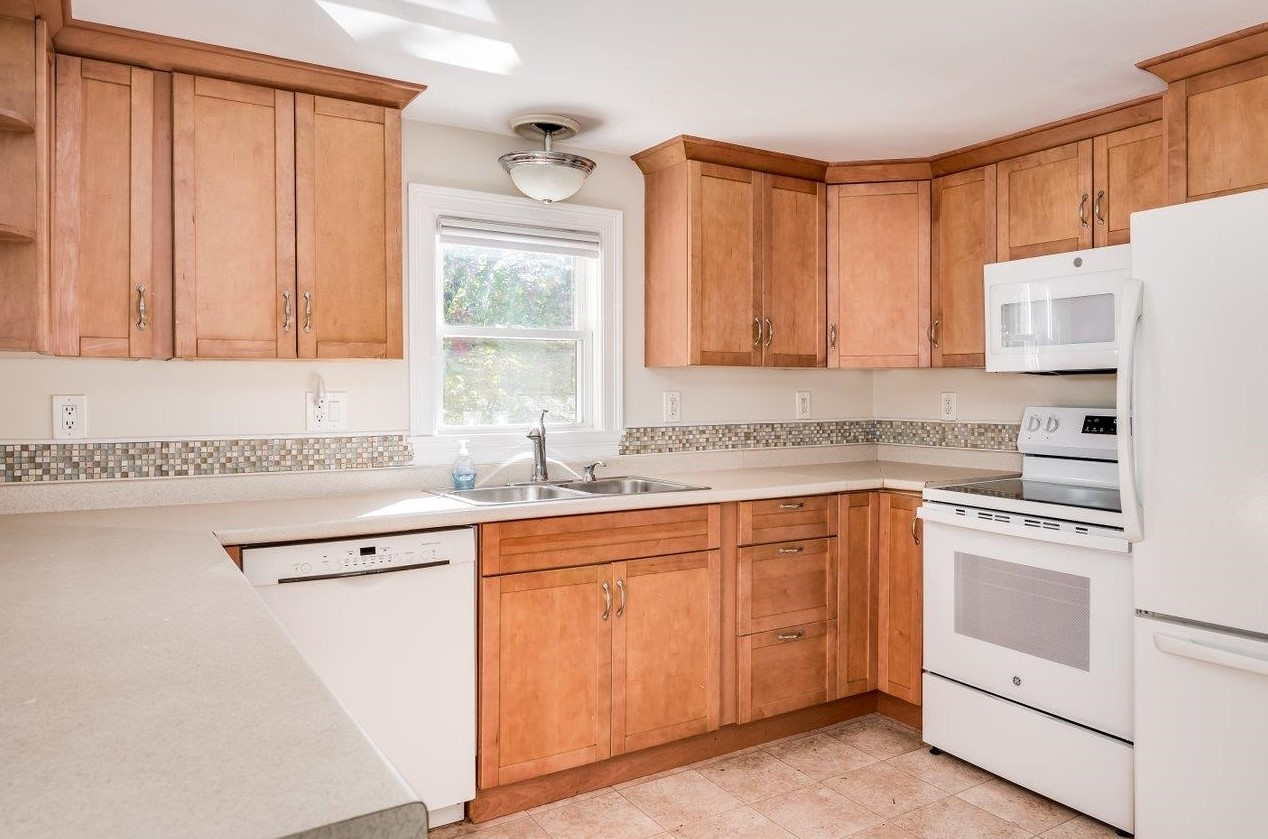 146 Back River Rd, Dover NH  03820-4415 exterior