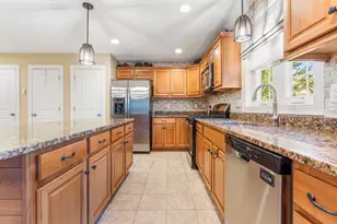 2 Renaissance Cir, Salem, NH 03079 - Photo 7