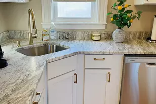 118 W Hillcrest Ave, Manchester, NH 03103 - Photo 5