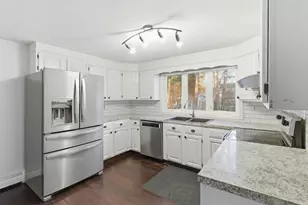 7 Bradford St, Nashua, NH 03063 - Photo 9
