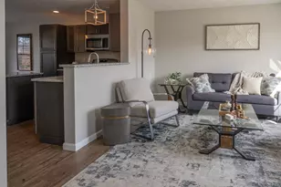 1124 S Mammoth Rd, Manchester, NH 03109 - Photo 5