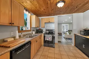 15 Edgewood St, Claremont, NH 03743 - Photo 9