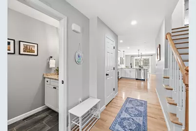 237 Woodview Way, Manchester, NH 03102 - Photo 5