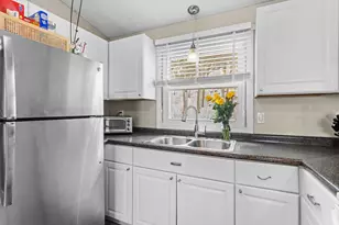 883 Mammoth Rd, Manchester, NH 03104 - Photo 17