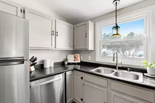 879 Mammoth Rd, Manchester, NH 03104 - Photo 13