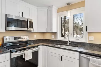 6 Mills Farm Circle #R, Derry, NH 03038 - Photo 3