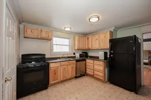 32 Norton St, Nashua, NH 03064 - Photo 3