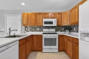 34 Lincoln Dr, Londonderry, NH 03053 - Photo 9