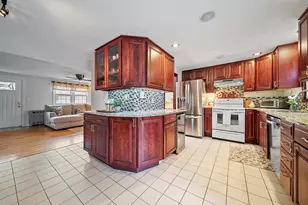 35 Olde Country Village, Londonderry, NH 03053 - Photo 5