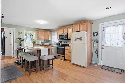 19 Erskine Avenue, Manchester, NH 03104 - Photo 5
