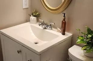 816 Elmwood Dr, Hudson, NH 03051 - Photo 7