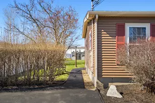 129 Brady Cir, Manchester, NH 03109 - Photo 5