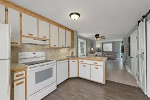 631 Fox Hollow Dr, Hudson, NH 03051 - Photo 3