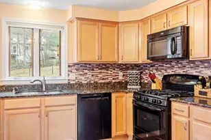 17 Bicentennial Dr, Nashua, NH 03062 - Photo 9