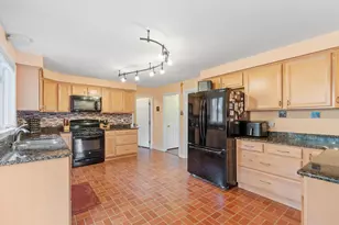17 Bicentennial Dr, Nashua, NH 03062 - Photo 11