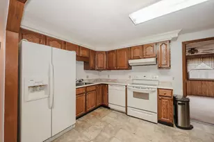 37 Country Club Ln, Merrimack, NH 03054 - Photo 5