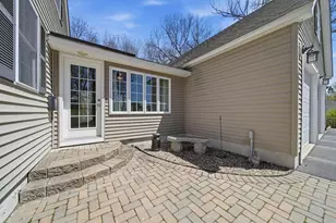 7 Vernon St, Hudson, NH 03051 - Photo 3