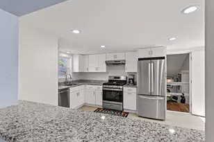 71 Franklin St, Derry, NH 03038 - Photo 5