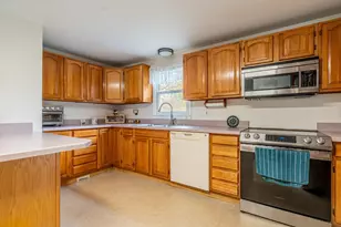 19 Dutton Rd, Pelham, NH 03076 - Photo 9
